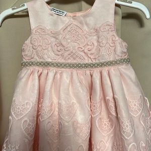 I’m selling this beautiful pink dress